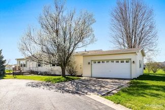 43 Cardinal Ct, Sandwich, IL 60548