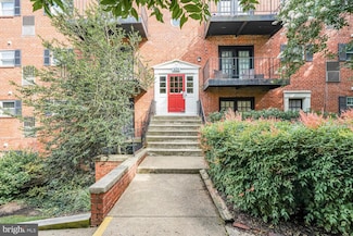 426 N Armistead St Unit 304, Alexandria, VA 22312