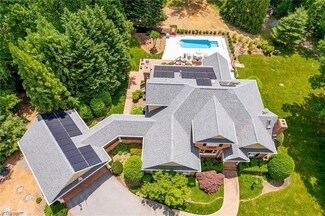 725 Country Club Dr, Reidsville, NC 27320