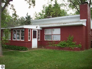 2221 Douglas Dr, Tawas City, MI 48763