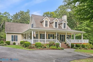 8194 Manor Dr, Gloucester, VA 23061