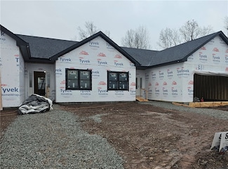 802 S 10th St, Youngwood, PA 15697