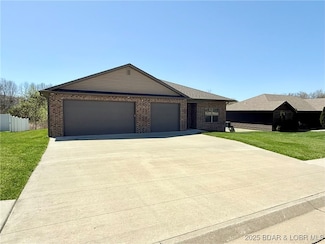245 Davis Dr, Holts Summit, MO 65043
