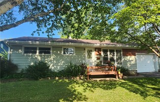 11 Parkway Dr, Sullivan, IL 61951