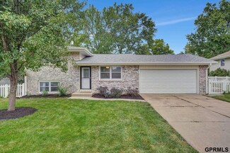 4821 Woodhaven Dr, Lincoln, NE 68516