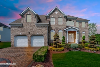 8 Hedgerow Ln, Manalapan, NJ 07726