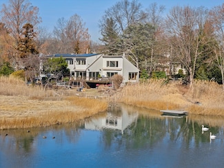 695 Barrymore Ln, Mamaroneck, NY 10543