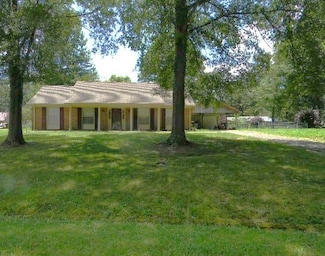 136 Park Cir, New Johnsonville, TN 37134