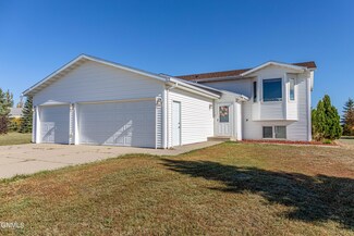 8521 Caraway Dr, Bismarck, ND 58503