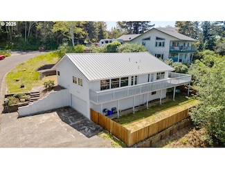 2144 Hamilton St, North Bend, OR 97459
