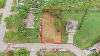 2826 Tracy Ln, Highlands, TX 77562