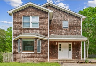 484 N Magee St, Southampton, NY 11968