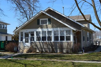 309 E 9th St, Vinton, IA 52349