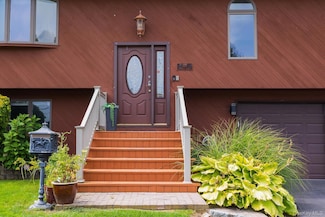 557 N Kings Ave, Lindenhurst, NY 11757