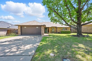 1825 Canterbury Cir, Fort Worth, TX 76112