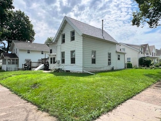 424 W 9th St, Cedar Falls, IA 50613