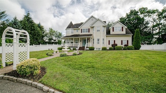 12 Briarberry Ct, Lake Grove, NY 11755