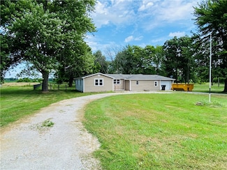 2735 E Washington Rd, Casey, IL 62420