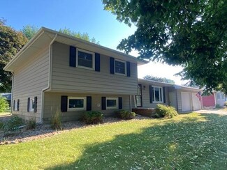 638 17th St, Windom, MN 56101