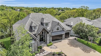 6069 Southlake Dr, Parkville, MO 64152