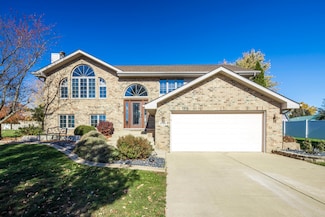 2720 Painted Leaf Ct, Crown Point, IN 46307