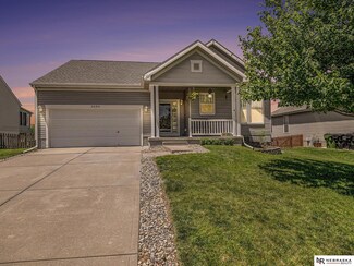 2404 Lakewood Dr, Papillion, NE 68046