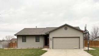 710 Clover Ln, Hesston, KS 67062