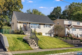 31 Oak Ln, Verona, NJ 07044