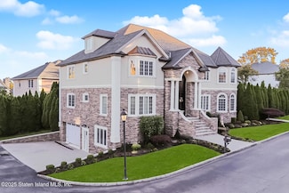 75 Utopia Ct, Staten Island, NY 10304