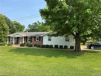 214 Hillcrest Dr, Elsberry, MO 63343