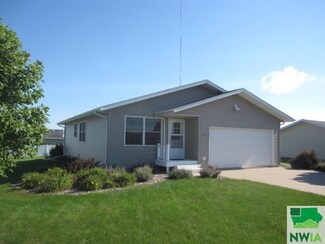 1102 12th St NE, Sioux Center, IA 51250