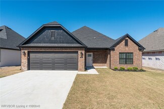 449 S Benchmark Ln, Fayetteville, AR 72704