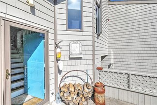 14 Seabreeze Ln, Bristol, RI 02809