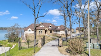 20433 Doral Dr, Huntsville, TX 77320
