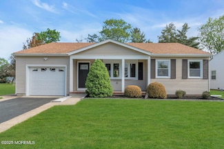 10 Norfolk Dr, Toms River, NJ 08757