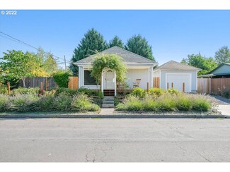 814 S Center St, Newberg, OR 97132