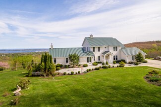 9 Clayton Ln, Rockland, ME 04841