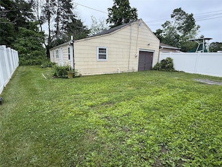 21 Lincoln Ave, Islip Terrace, NY 11752