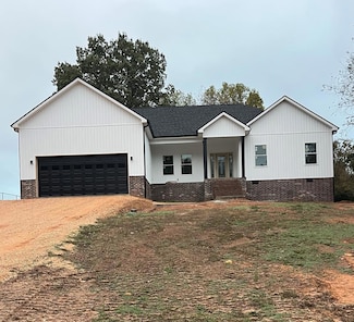 1322 E Blythe St, Paris, TN 38242