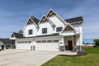 1462 Autumn Ridge Ln, Dubuque, IA 52003