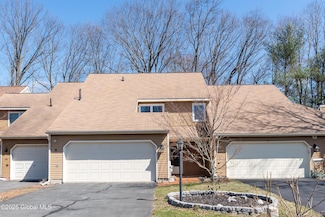 24 Commonwealth Dr, Glenmont, NY 12077