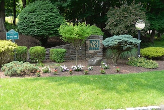 12 Boulevard Dr Unit 15-103, Danbury, CT 06810