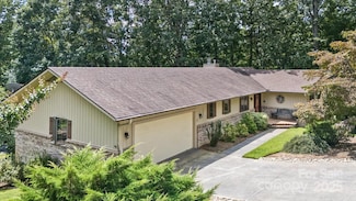 2431 W Cumming Woods Ln, Hendersonville, NC 28739