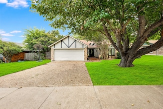 105 Lakeway Dr, Benbrook, TX 76126