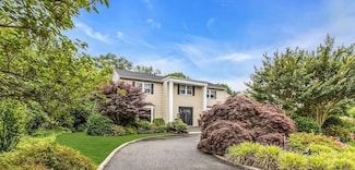 74 Woods Dr, Roslyn, NY 11576
