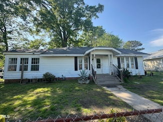 212 S 6th St, Smithfield, NC 27577