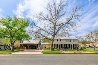 202 S Bowie St, Fredericksburg, TX 78624