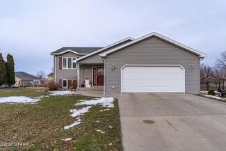 2112 Pioneer Ct NW, East Grand Forks, MN 56721