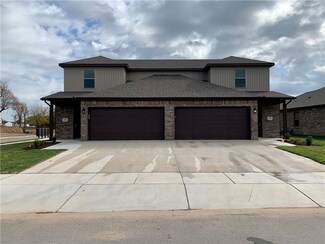 402 Red Robin St, Centerton, AR 72719