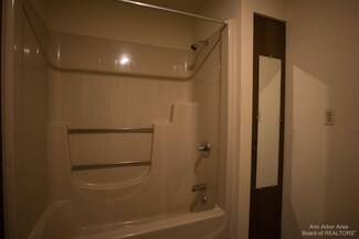 11394 E Shore Dr, Whitmore Lake, MI 48189
